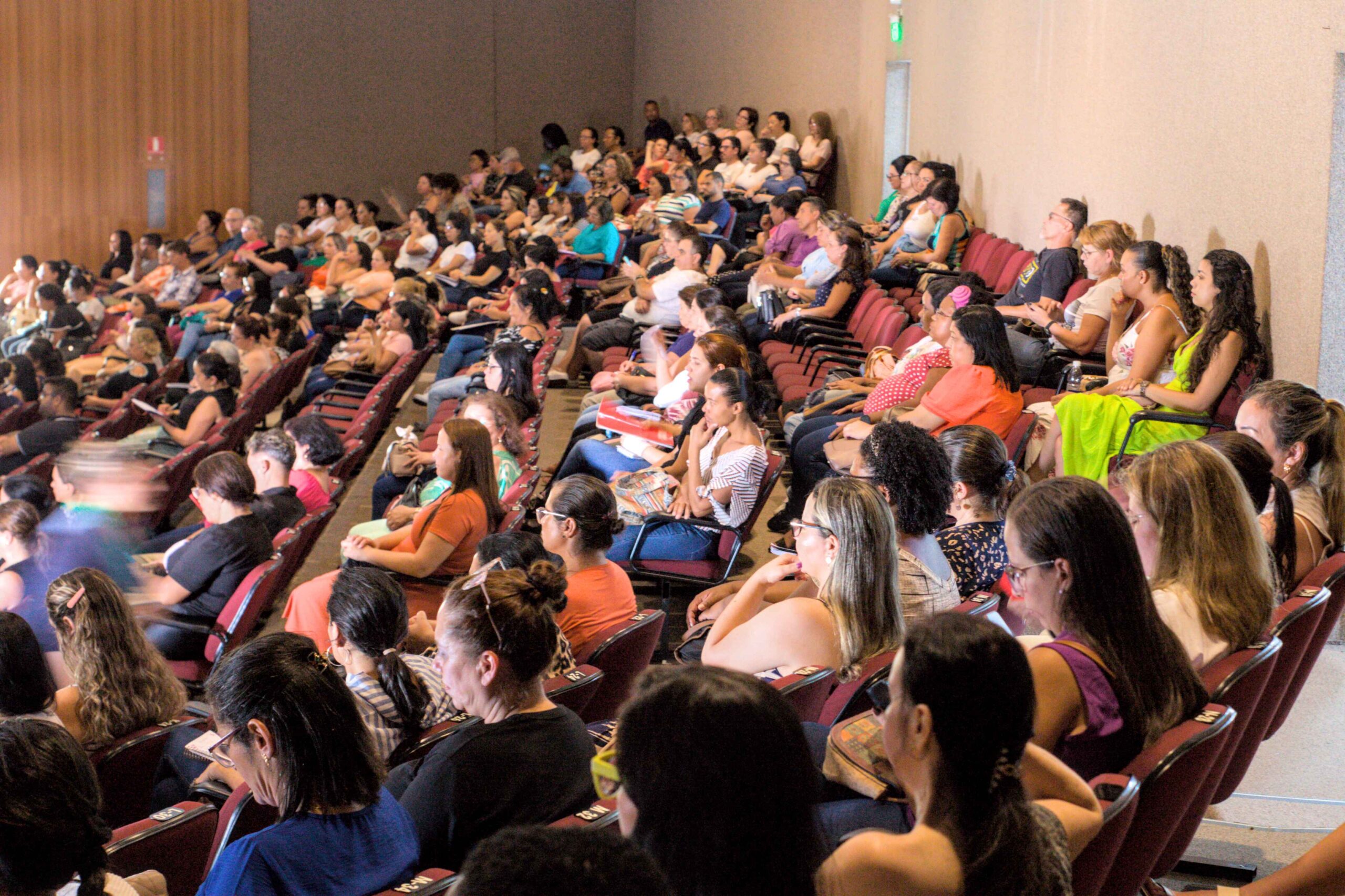 Professores de Cotia participaram de formação antes da volta às aulas