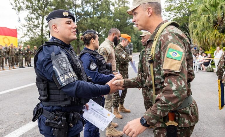 GCM de Itapevi é homenageado pelo Exército após ministrar curso de APH Tático