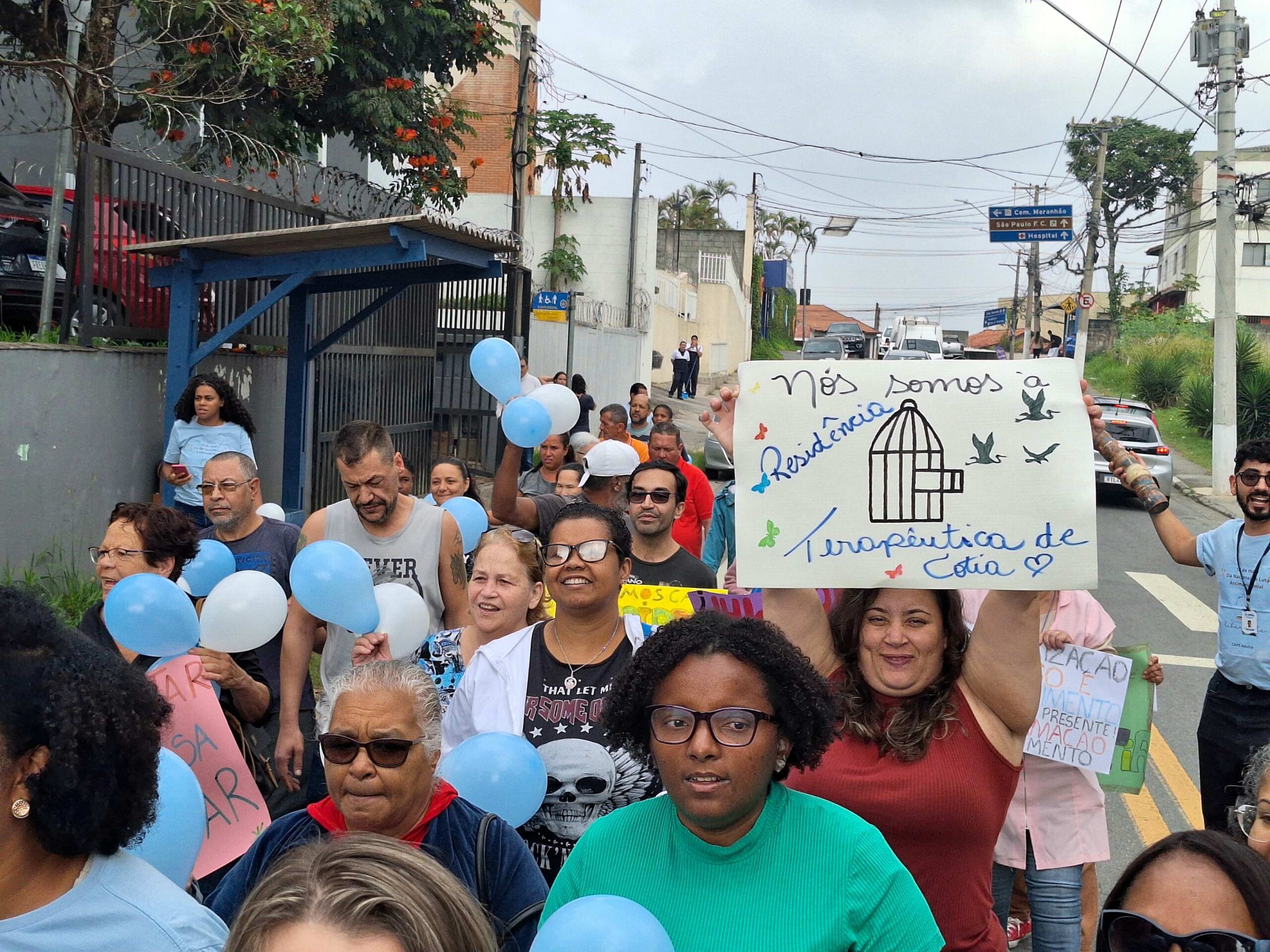 Equipe da Saúde Mental caminhou em celebração à luta antimanicomial