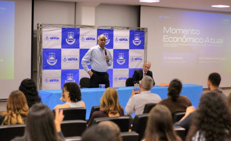 Empresários, estudantes e trabalhadores se reuniram para aprender sobre economia global e impactos locais