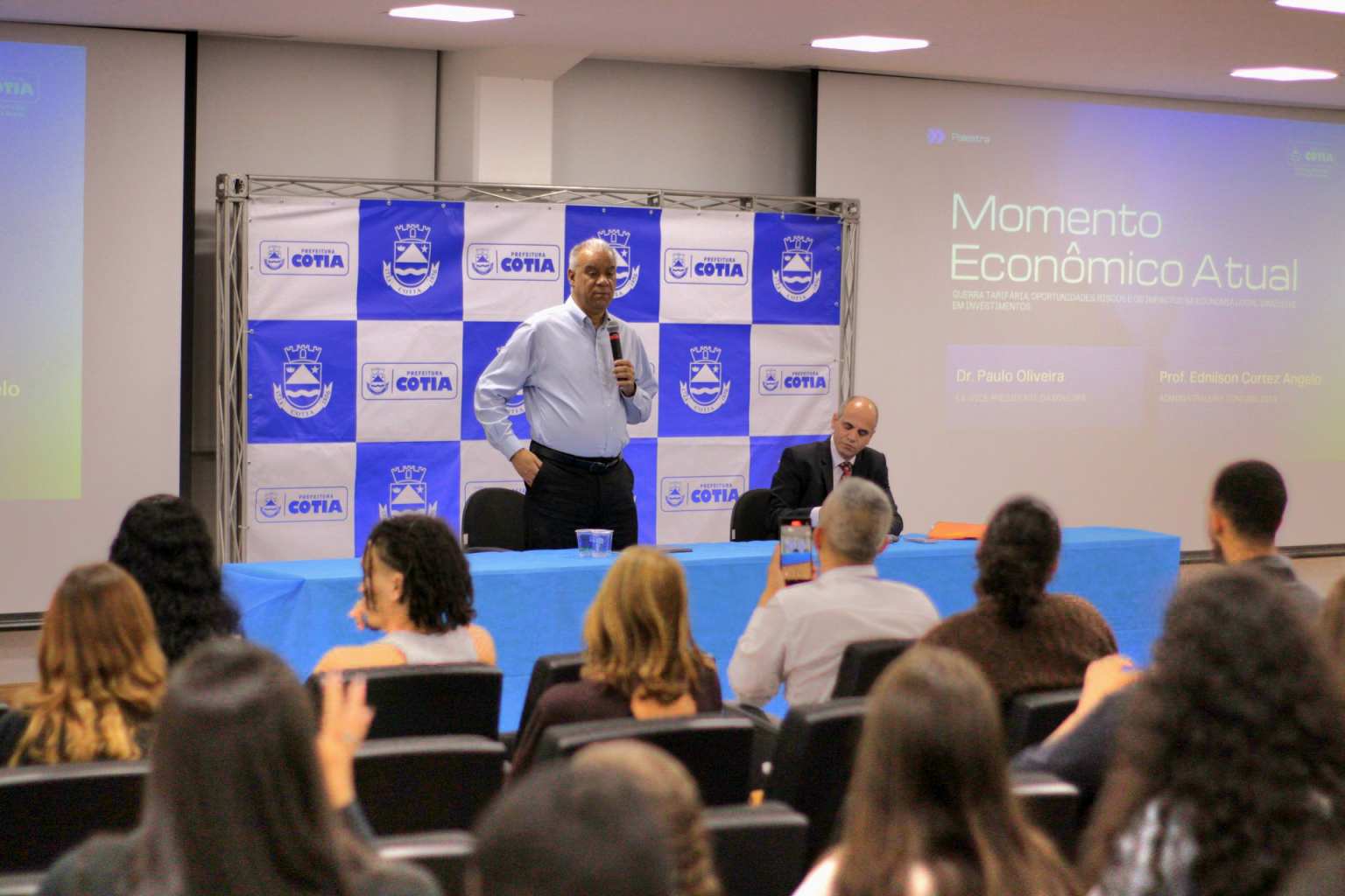 Empresários, estudantes e trabalhadores se reuniram para aprender sobre economia global e impactos locais