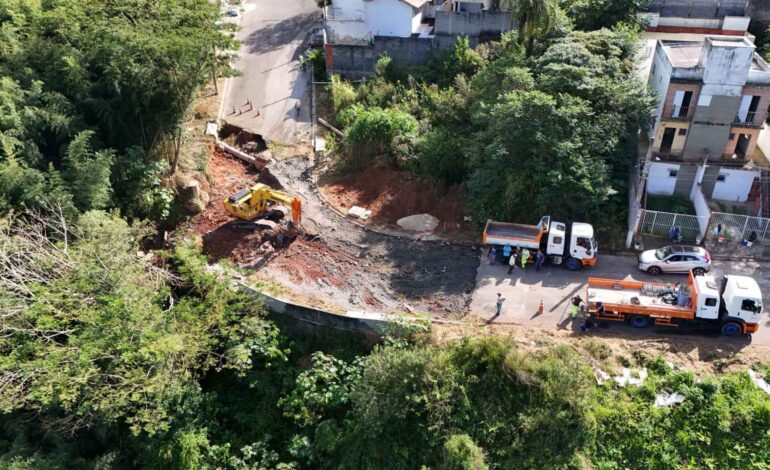 Iniciada a reconstrução do trecho da rua Íris danificado pela chuva