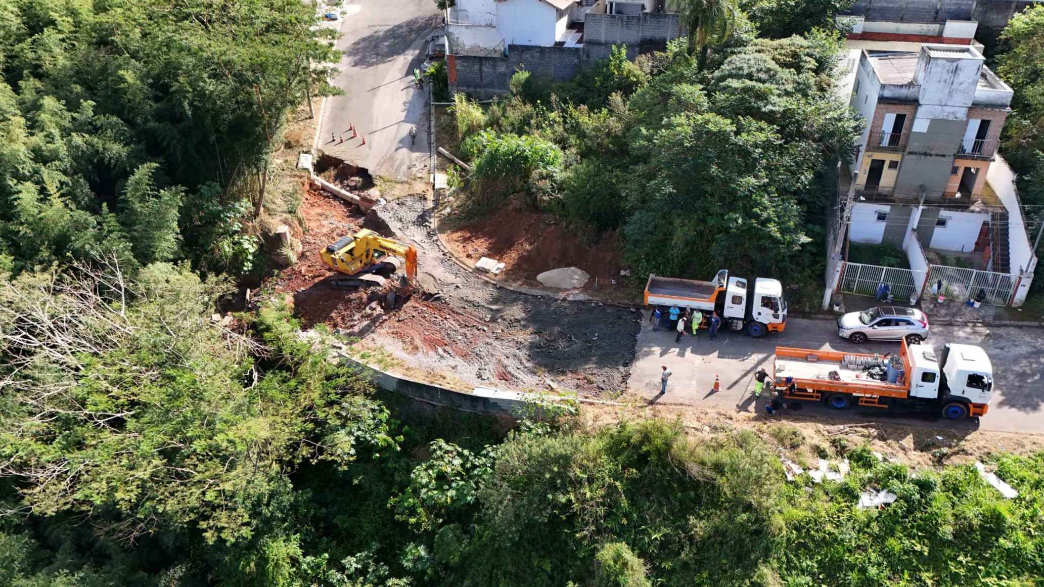 Iniciada a reconstrução do trecho da rua Íris danificado pela chuva