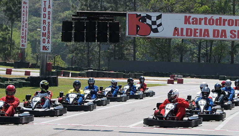 Adrenalina no feriado! Venha curtir o início do mais novo campeonato do kartismo paulista neste domingo (4), no Kartódromo Aldeia da Serra! Emoção, velocidade e disputas eletrizantes te esperam!