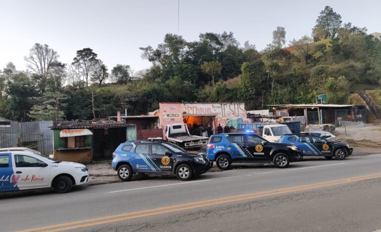 Ferro-velho é lacrado por funcionar irregularmente e receptar corrimão furtado da Prefeitura