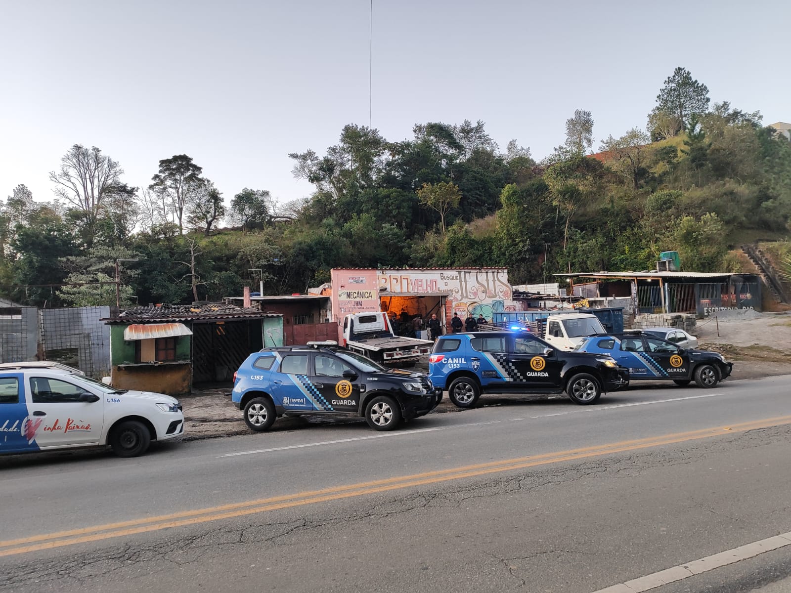 Ferro-velho é lacrado por funcionar irregularmente e receptar corrimão furtado da Prefeitura