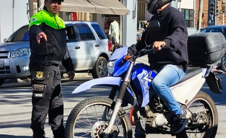 Mais de 100 motociclistas foram abordados em ação educativa em Cotia