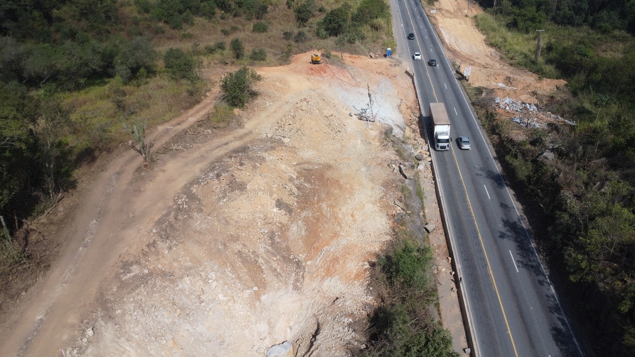 Obras de duplicação da Rodovia Lívio Tagliassachi (SPA-053) em São Roque têm etapa de detonação de rochas com bloqueio total da pista