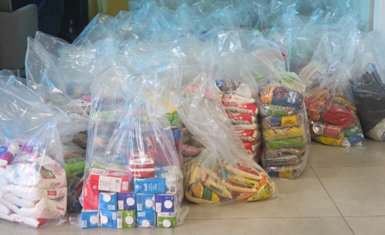 População doa cinco toneladas de alimentos para o Fundo Social