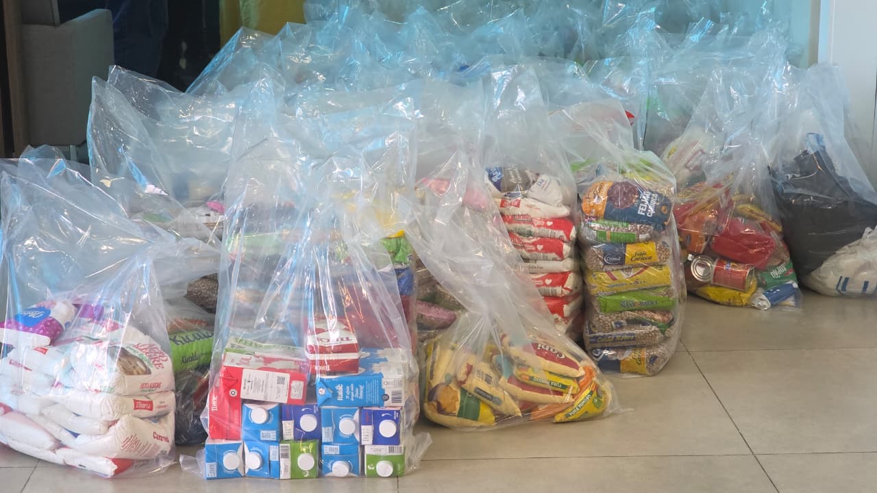 População doa cinco toneladas de alimentos para o Fundo Social