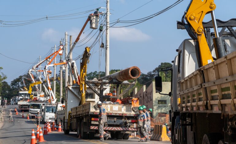 Prefeitura de Carapicuíba retoma obra de duplicação na Av. São Camilo após remanejamento de postes de energia