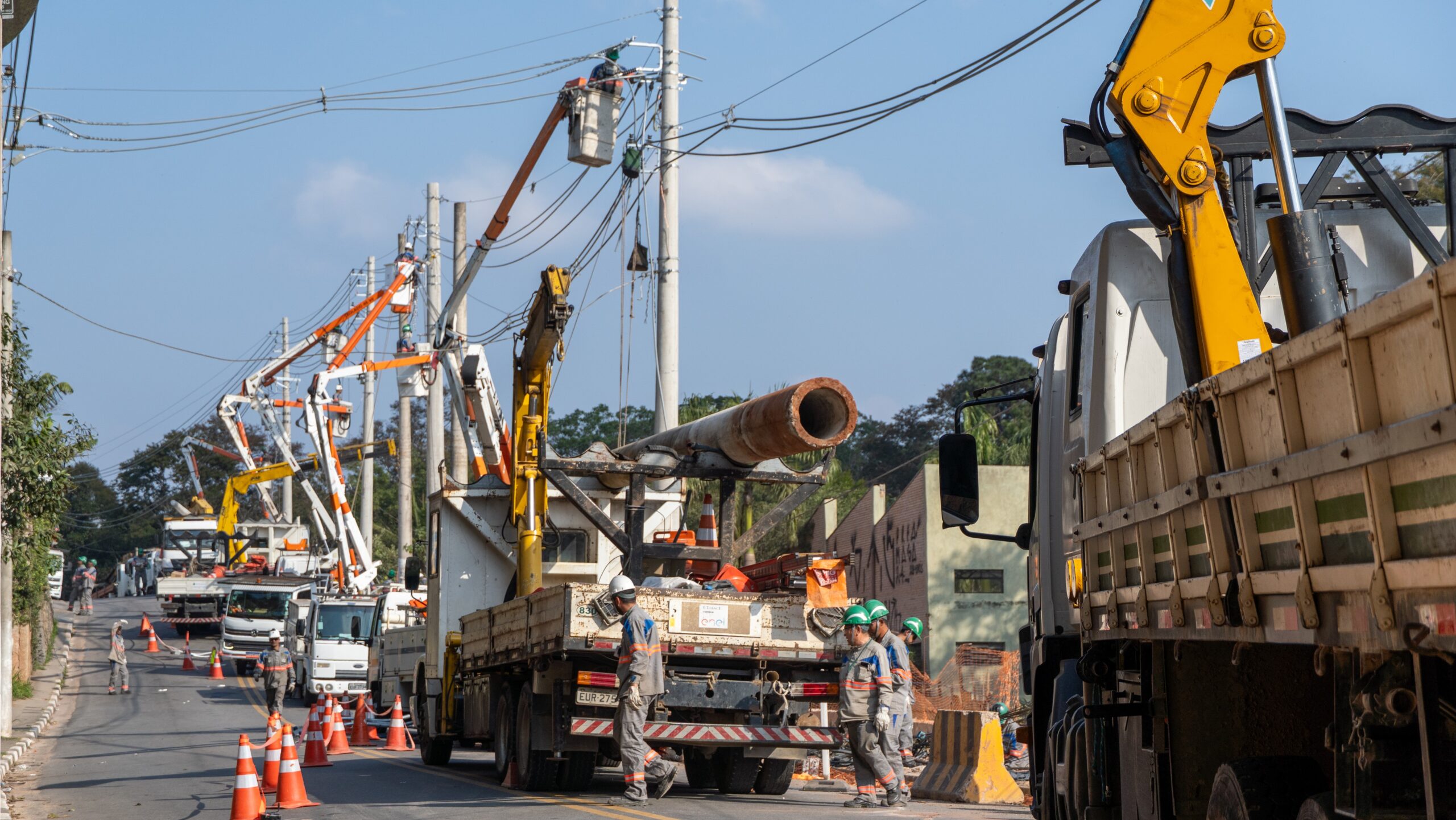 Prefeitura de Carapicuíba retoma obra de duplicação na Av. São Camilo após remanejamento de postes de energia