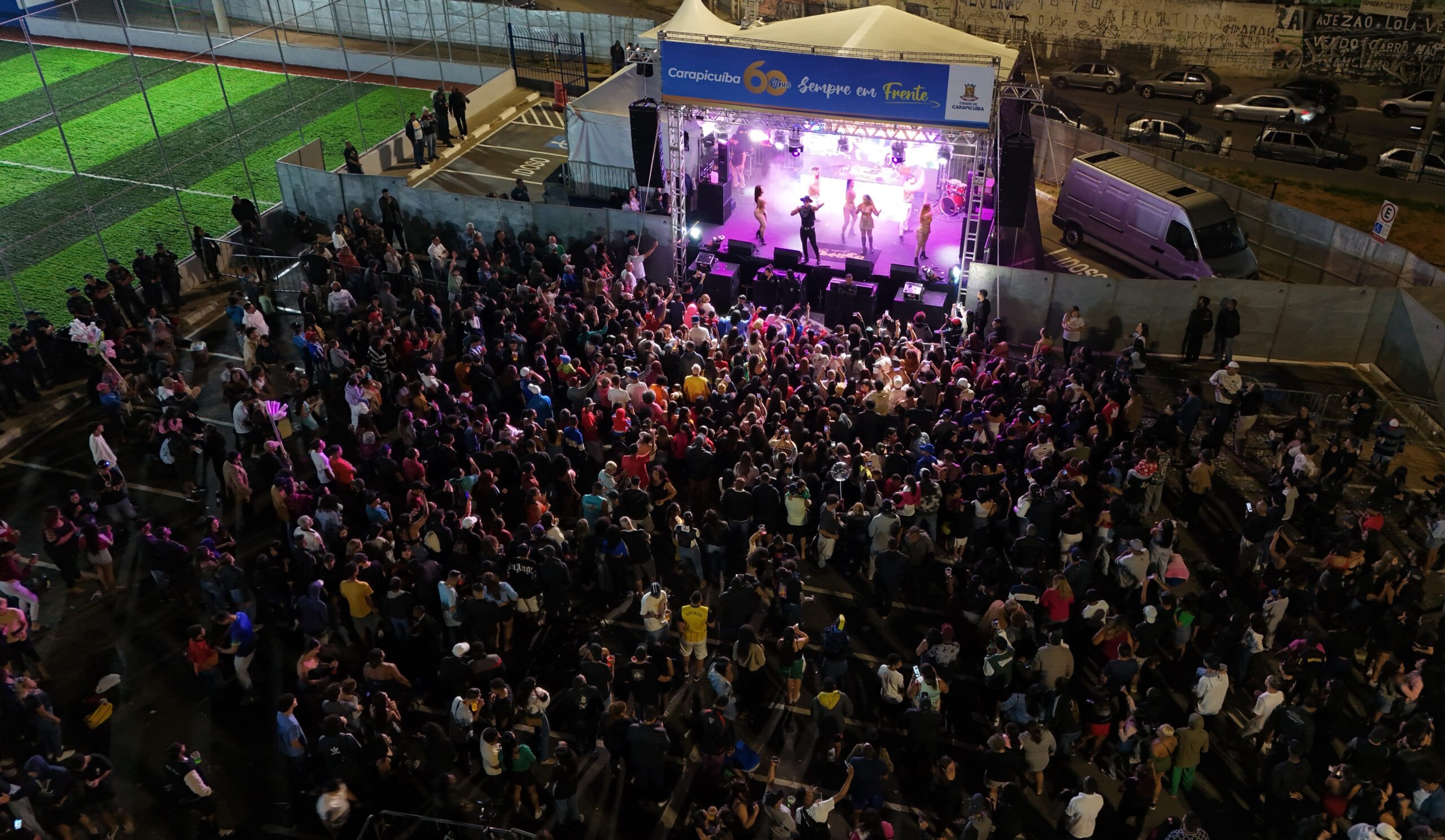 Prefeitura de Carapicuíba entrega revitalização do Campo do Planalto com grande festa e show da Banda Djavú
