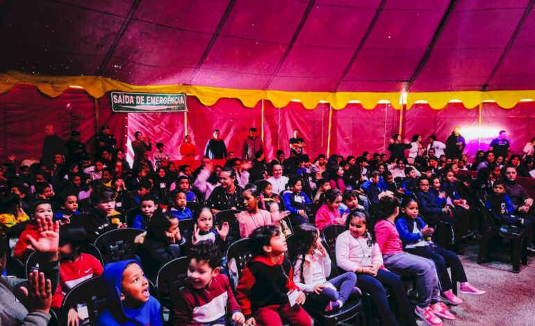 Crianças de escolas municipais participam de sessões gratuitas de circo