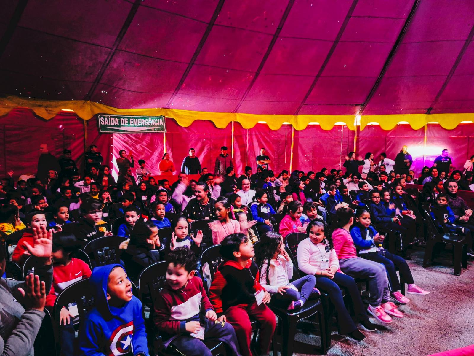 Crianças de escolas municipais participam de sessões gratuitas de circo