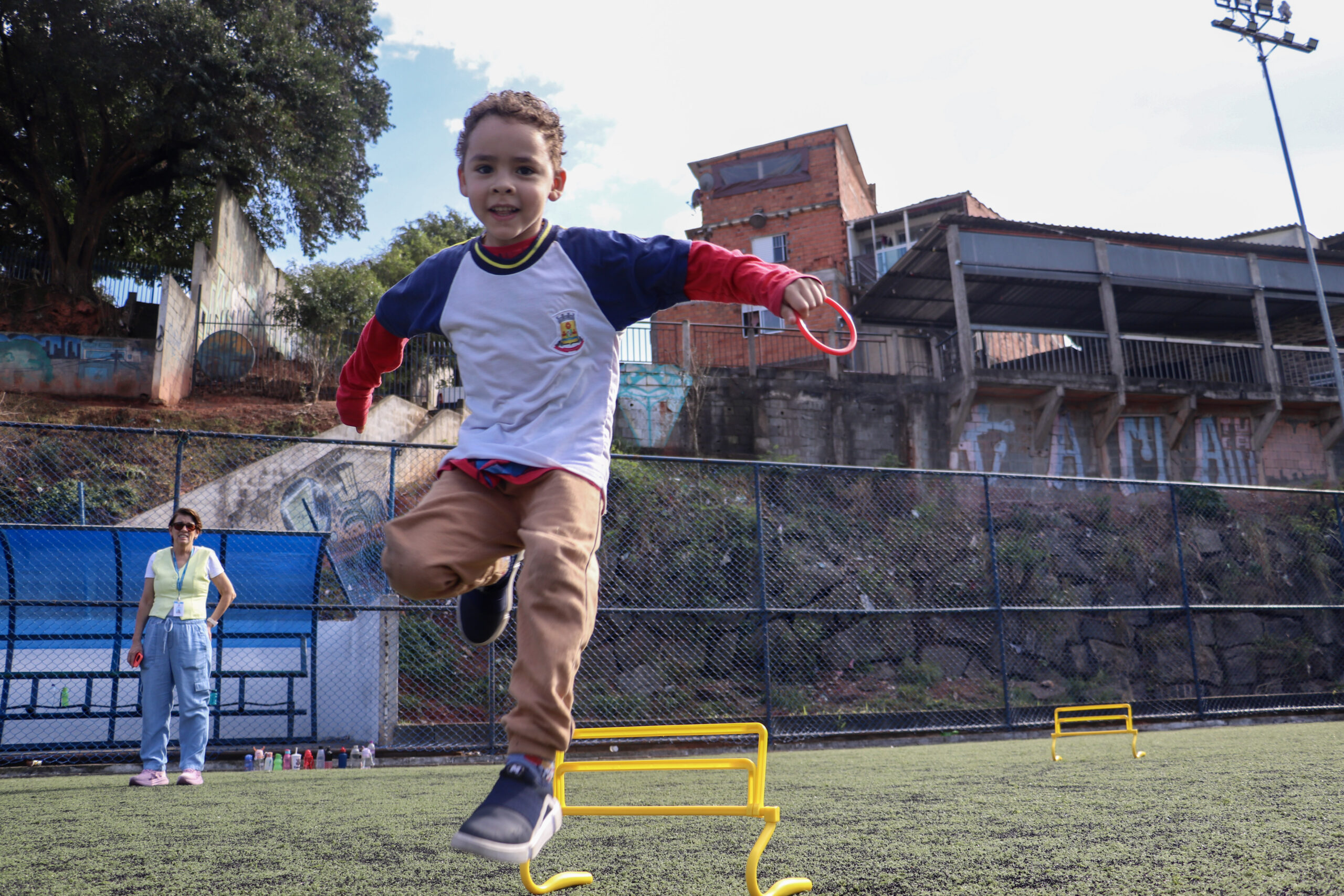 A Prefeitura de Carapicuíba, por meio da Secretaria de Educação, realizou nesta semana o 3º Festival de Miniatletismo no campo de grama sintética do CEEAC CSU (Centro de Educação, Esporte, Arte e Cultura). 