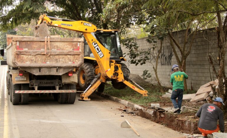 Ruas e avenidas na região da Granja Viana recebem o Programa Municipal ‘Asfaltaço’
