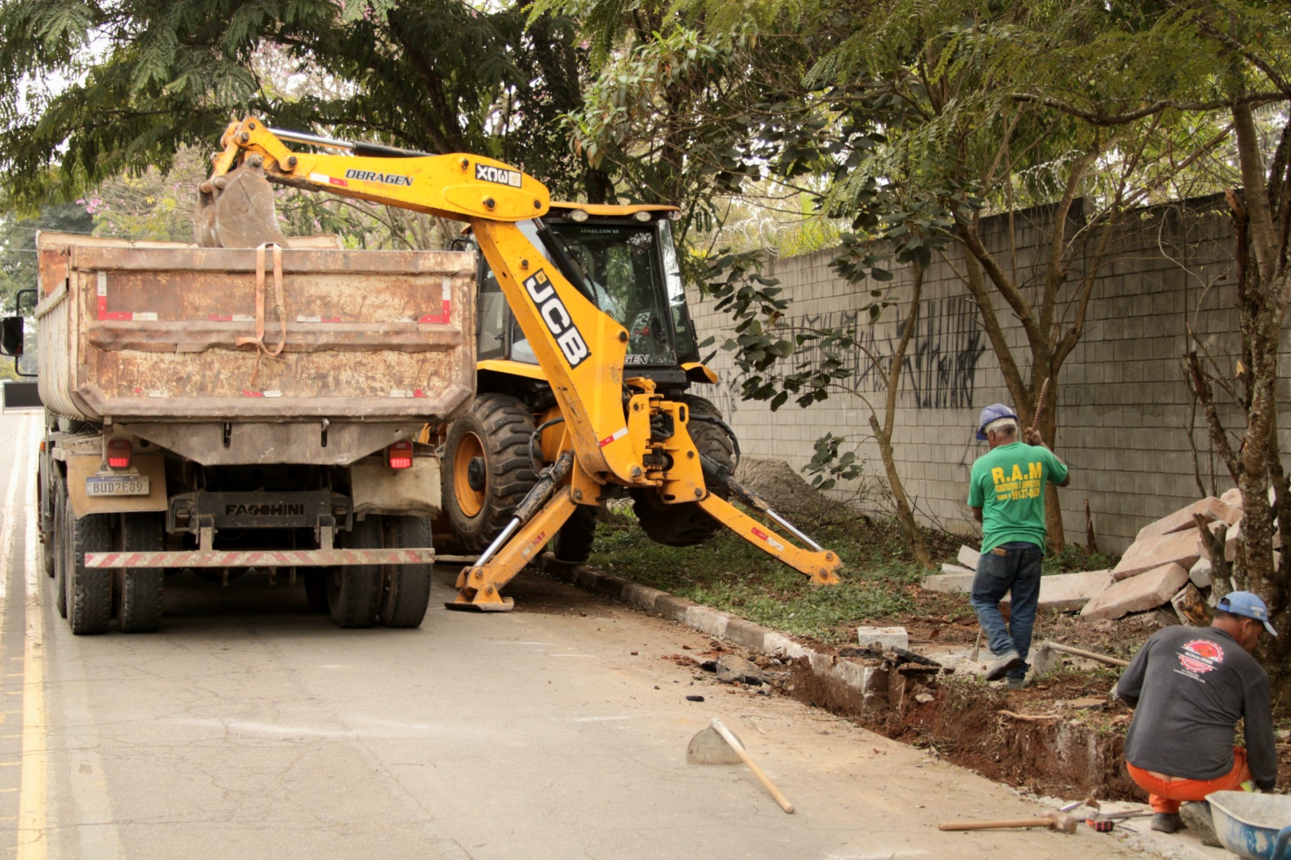 Ruas e avenidas na região da Granja Viana recebem o Programa Municipal ‘Asfaltaço’