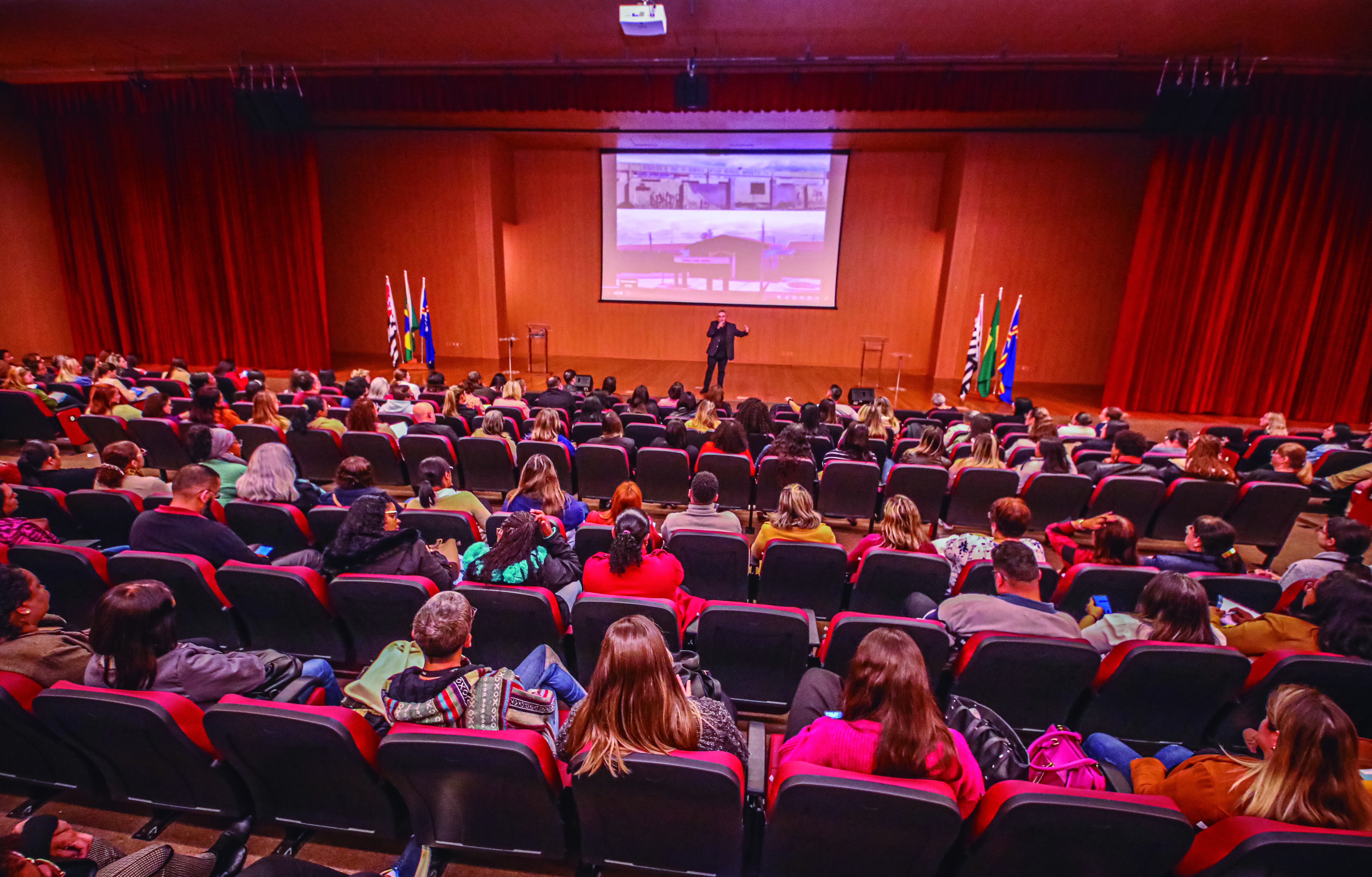 Seminário de alfabetização e curso preparatório marcam volta às aulas na cidade da educação