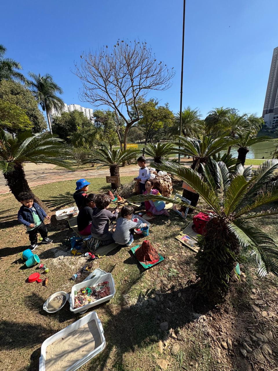 Parque Municipal Dom José vira palco para a imaginação infantil no “Parque dos Dinossauros” 
