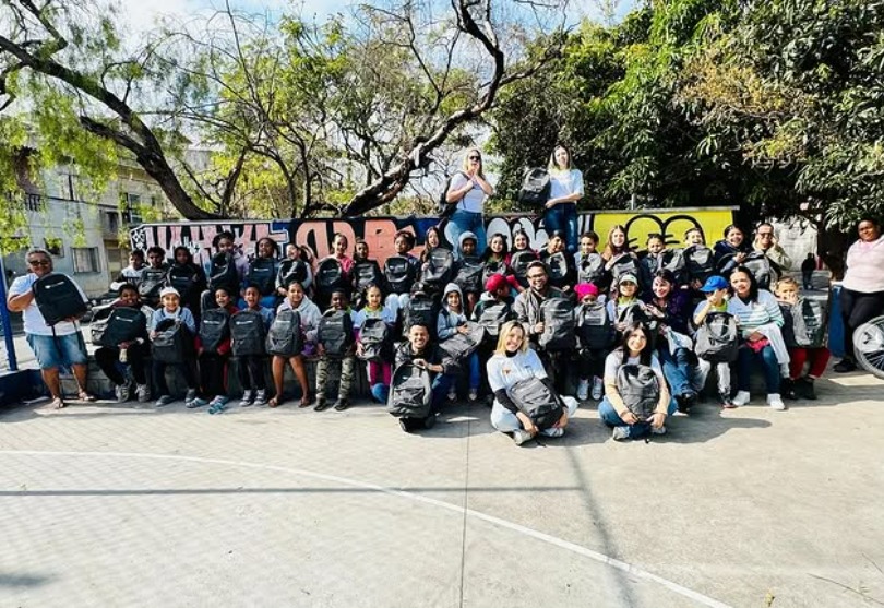 Crianças do projeto Raquetes para a Vida de Itapevi recebem kits escolares em ação solidária do Instituto MPD