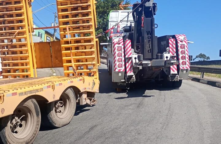 Ocorrência com dois caminhões bloqueia a rua Dr. Ladislau Retti, no trecho próximo à rodovia