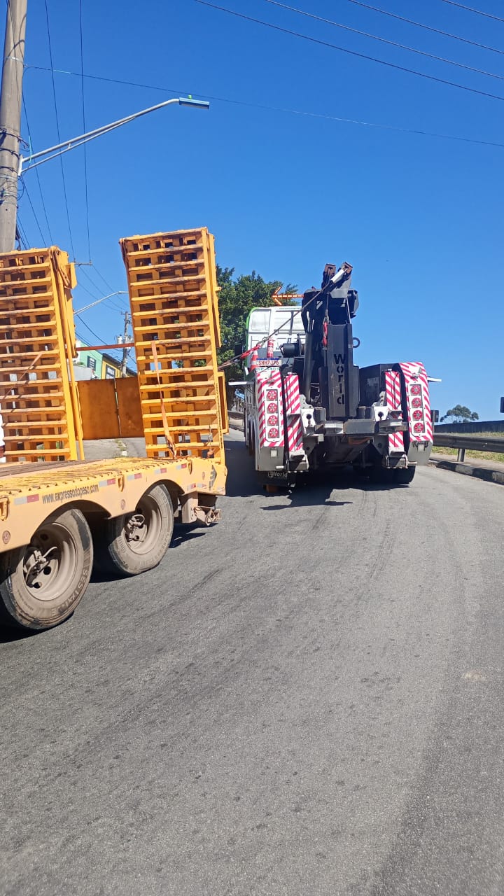 Ocorrência com dois caminhões bloqueia a rua Dr. Ladislau Retti, no trecho próximo à rodovia