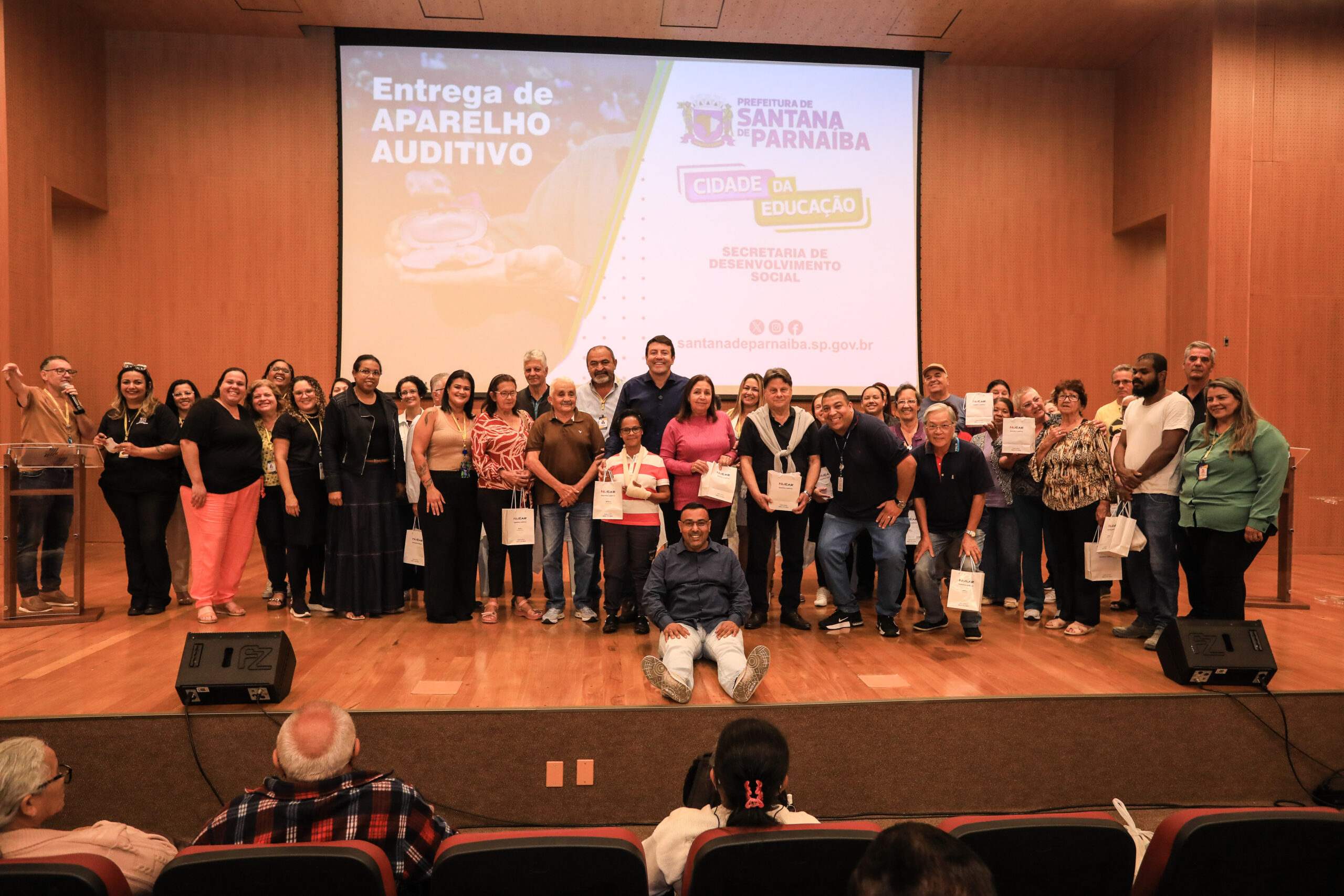Prefeitura de Santana de Parnaíba entrega 119 aparelhos auditivos a moradores atendidos pelos CRAS