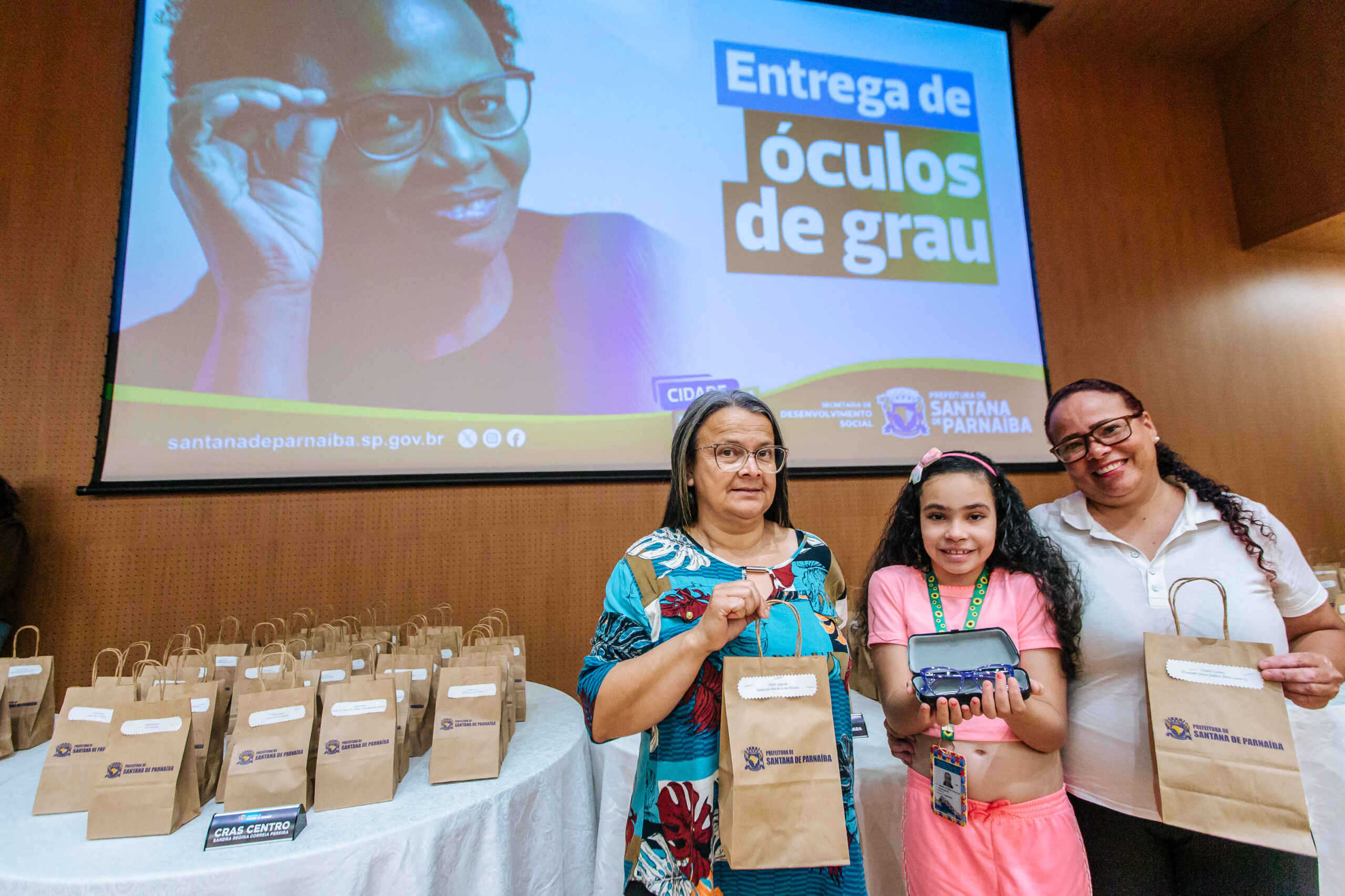 Prefeitura de Santana de Parnaíba entrega mais 192 óculos de grau a pessoas atendidas pelos CRAS da cidade