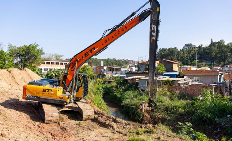Prefeitura de Itapevi começa a limpeza do Córrego Ribeirão São João