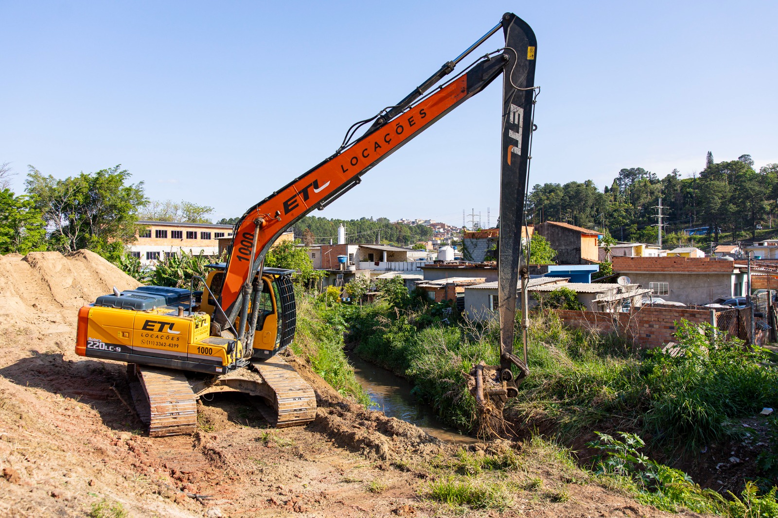 Prefeitura de Itapevi começa a limpeza do Córrego Ribeirão São João