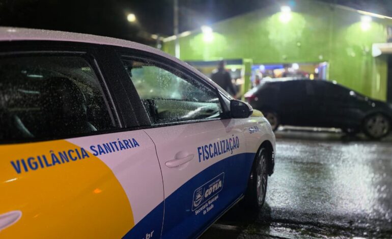 Ação conjunta lacra 13 estabelecimentos e apreende bebidas com indícios de adulteração em Cotia