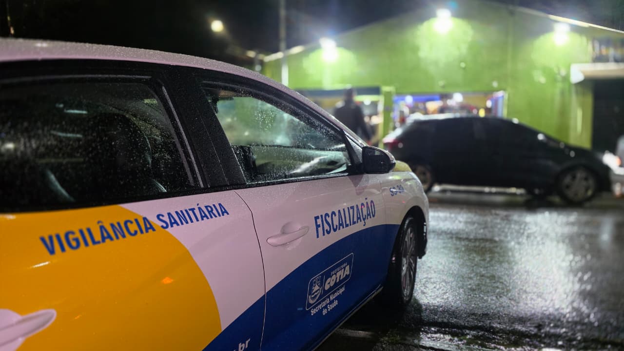 Ação conjunta lacra 13 estabelecimentos e apreende bebidas com indícios de adulteração em Cotia