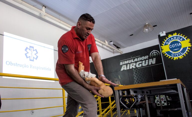 Guardas Civis Municipais de Cotia recebem novas insígnias de promoção