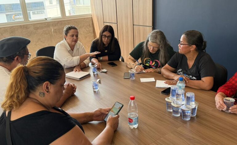 Comissão de servidores da educação é recebida pela Prefeitura para tratar de demandas da categoria