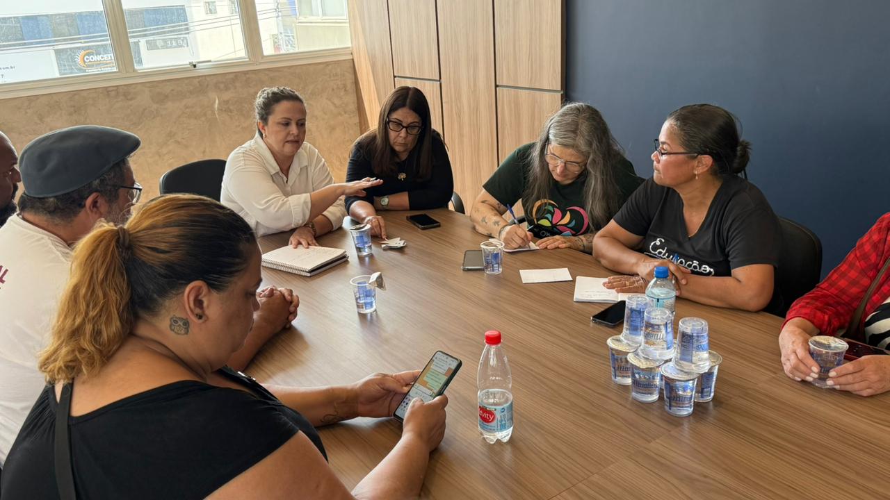 Comissão de servidores da educação é recebida pela Prefeitura para tratar de demandas da categoria