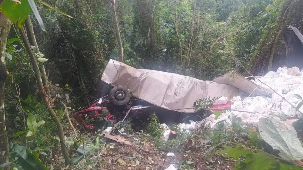 Motorista de Carapicuíba morre após caminhão cair em ribanceira na Serra das Araras, em Piraí (RJ)