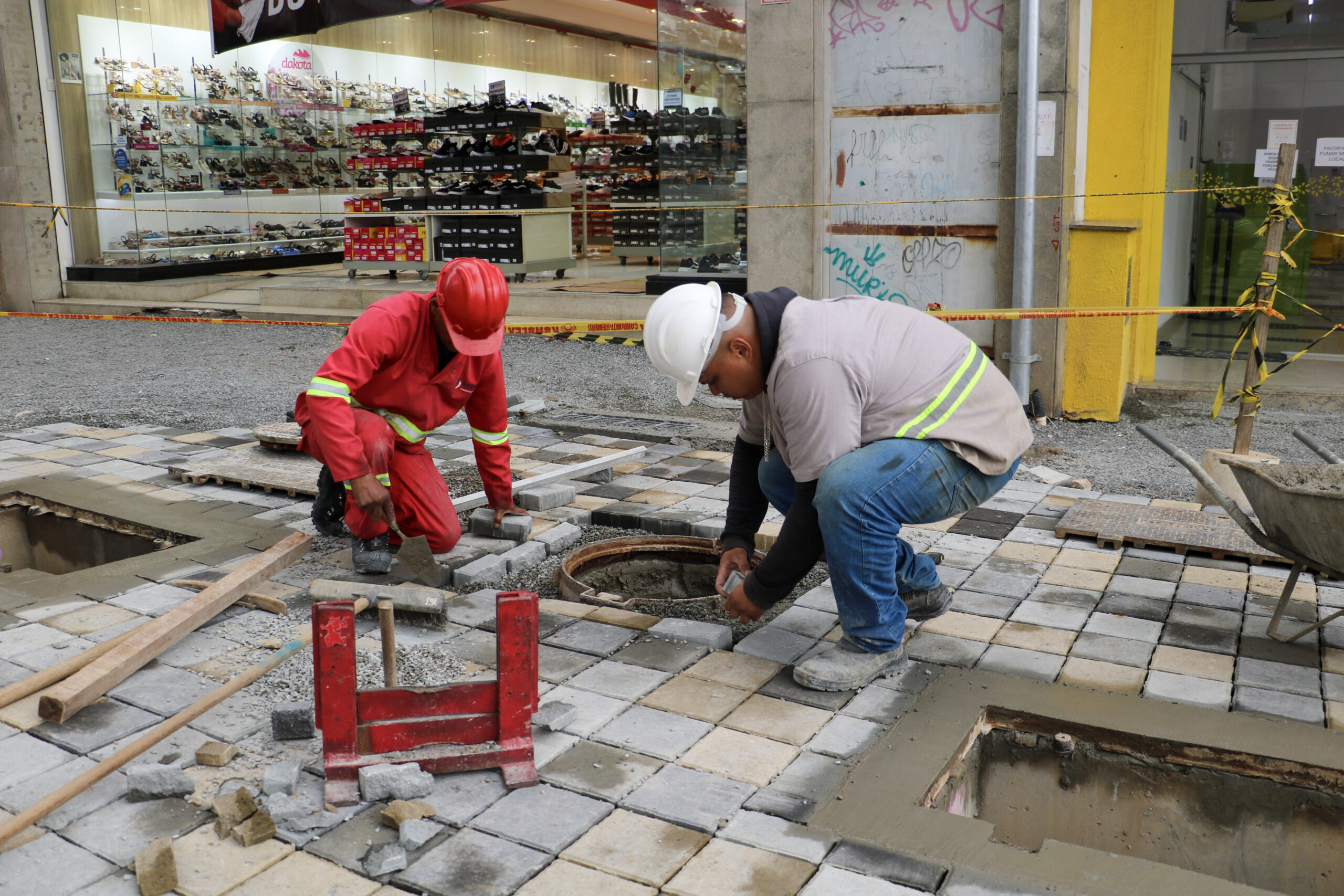 Prefeitura de Carapicuíba inicia nova fase da revitalização do Calçadão com instalação de novo piso