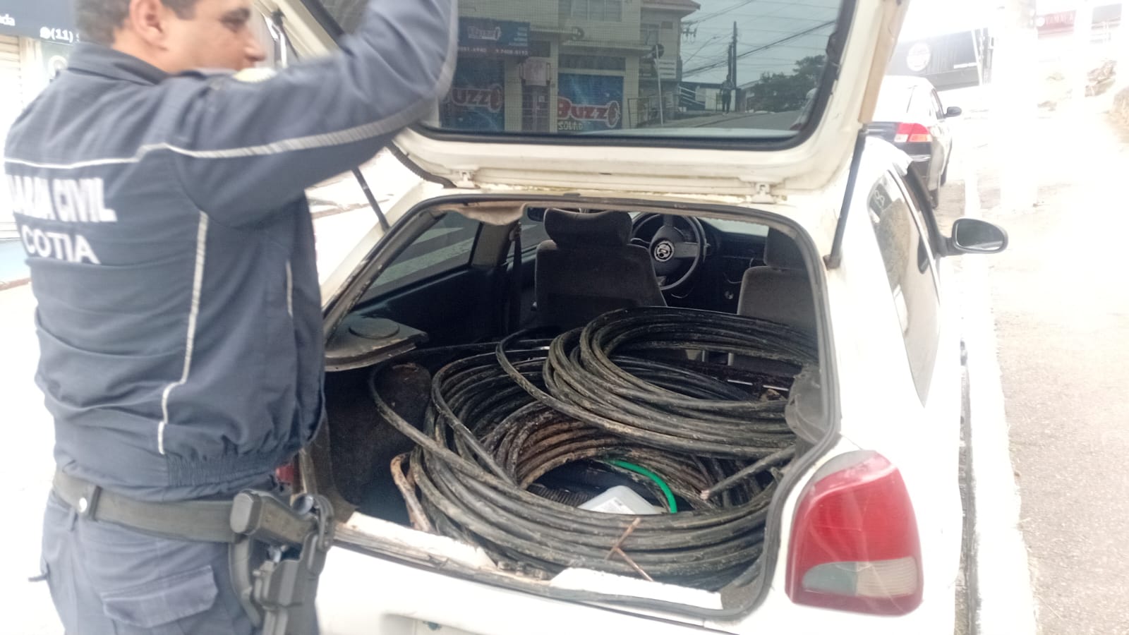 Guarda Civil prende três indivíduos por furto de cabos em Caucaia do Alto e lacra ferro-velho irregular