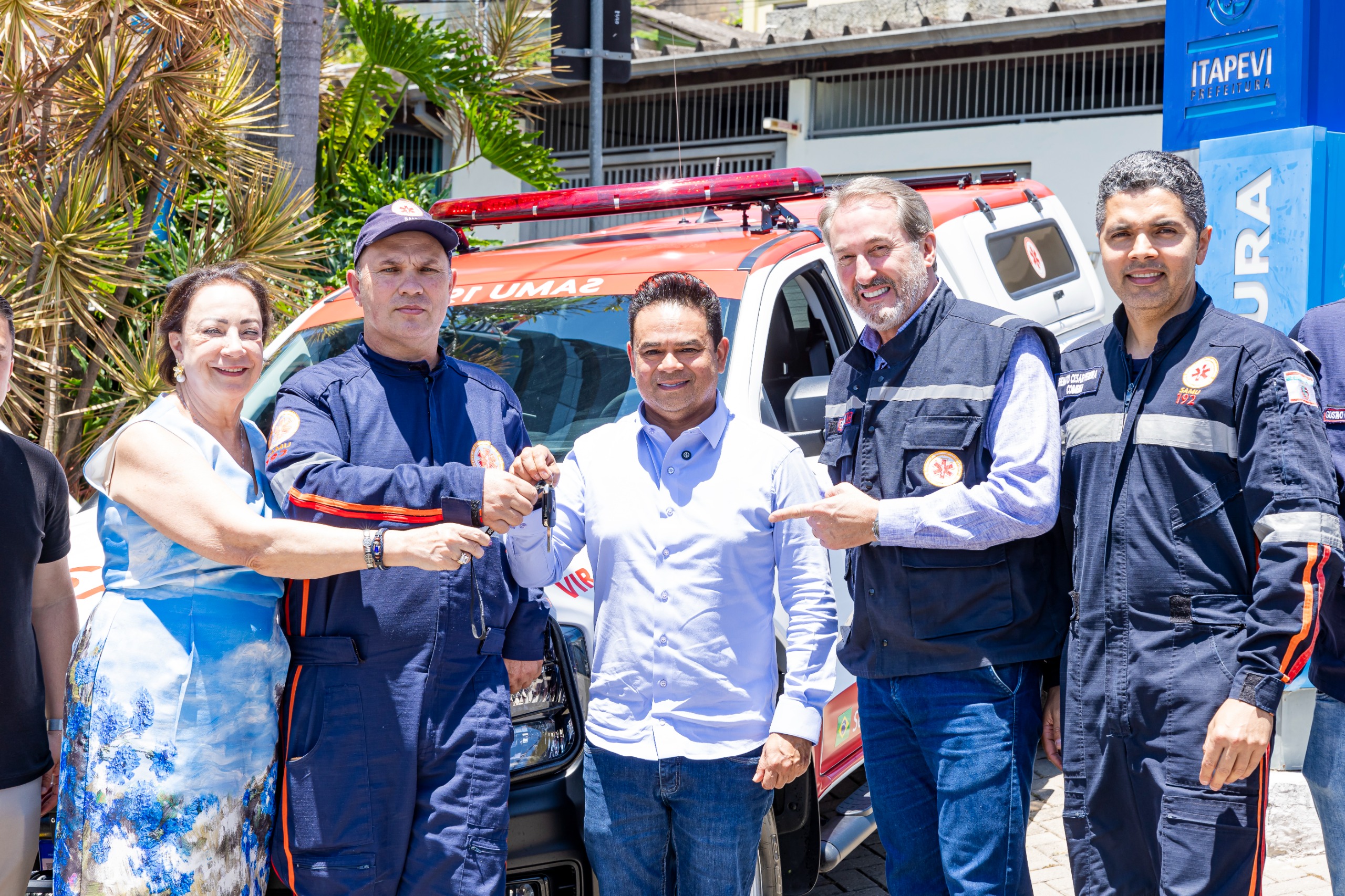 Teco entrega novos uniformes a agentes de saúde e de endemias