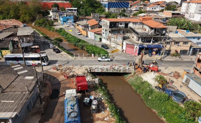 Barueri interdita ponte para reconstrução e reforço contra enchentes no Rio Cotia na próxima quinta-feira (20) 