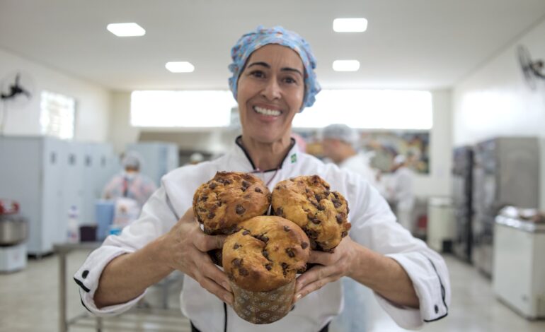 Cotia abre novas inscrições para o curso de Fabricação de Panetones e Doces Natalinos