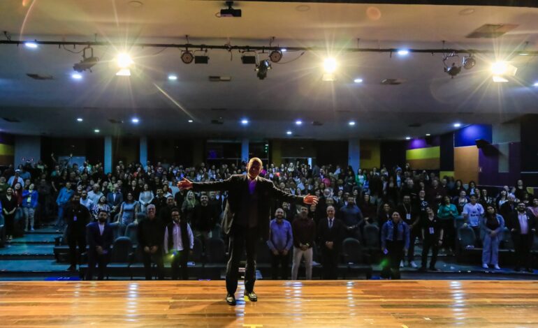 Escola do Parlamento “Dr. Osmar de Souza” celebra 10 anos com palestra de Leandro Karnal