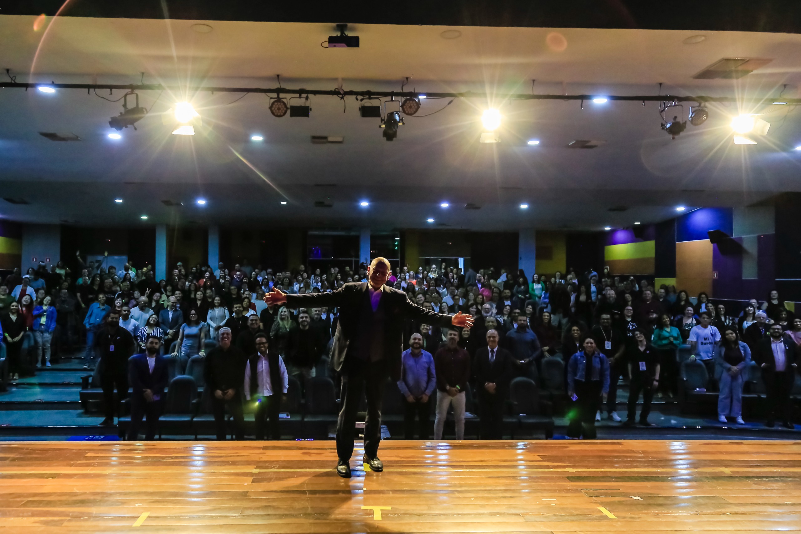 Escola do Parlamento “Dr. Osmar de Souza” celebra 10 anos com palestra de Leandro Karnal