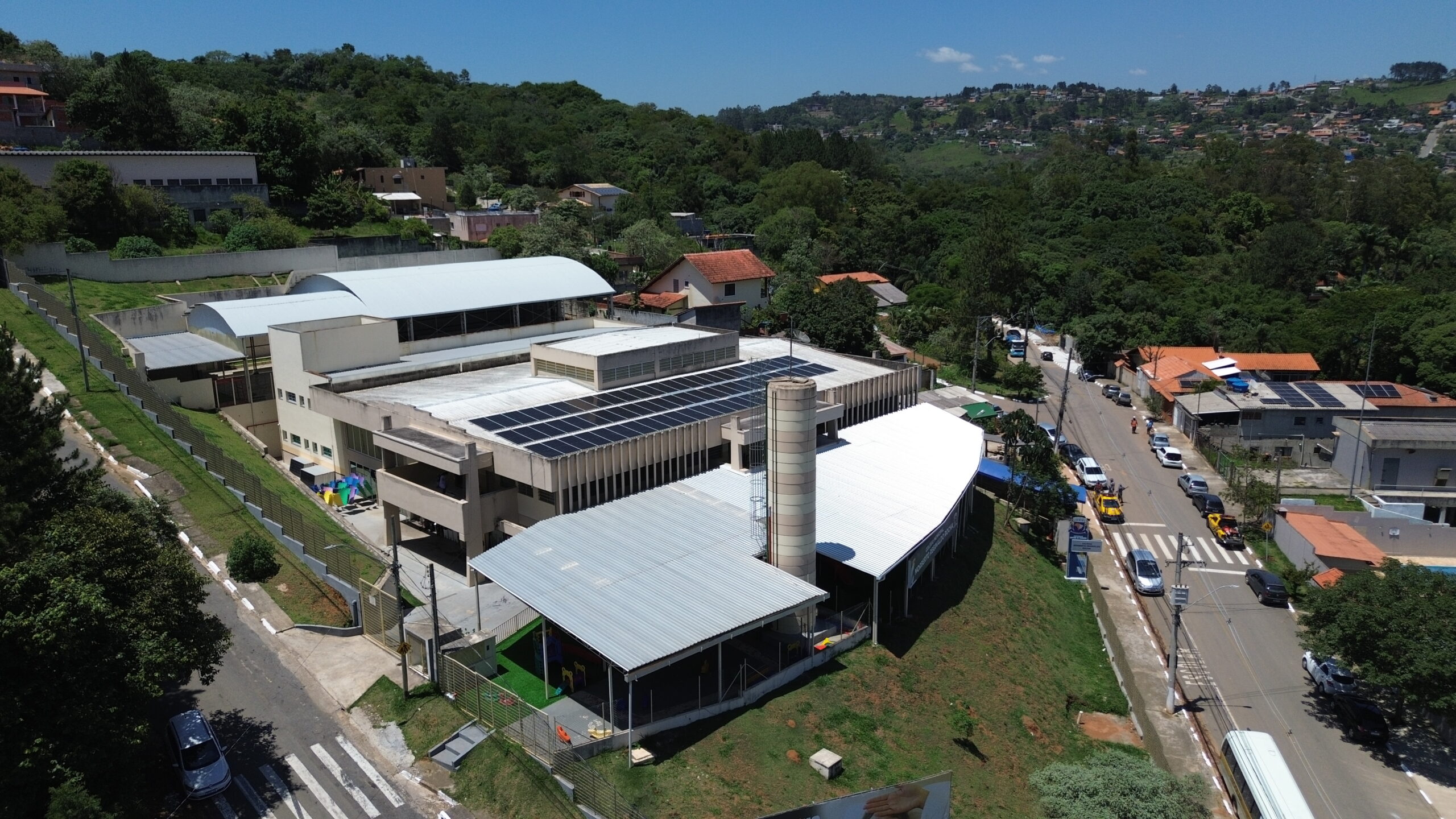 Prefeitura avança na implantação de placas solares em prédios públicos
