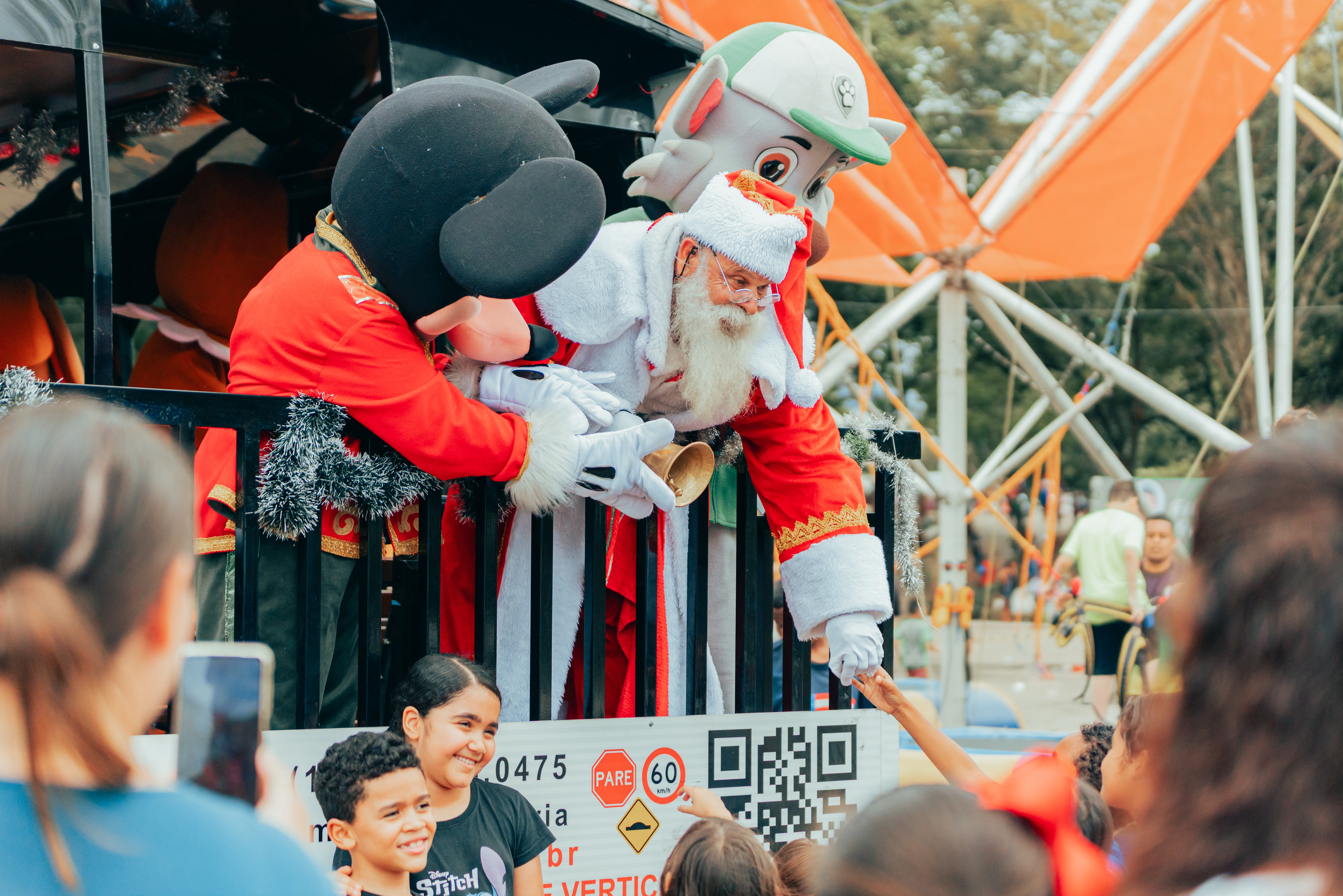 Prefeitura de Carapicuíba realiza Natal Mais Feliz no Parque dos Paturis e distribui brinquedos a milhares de crianças