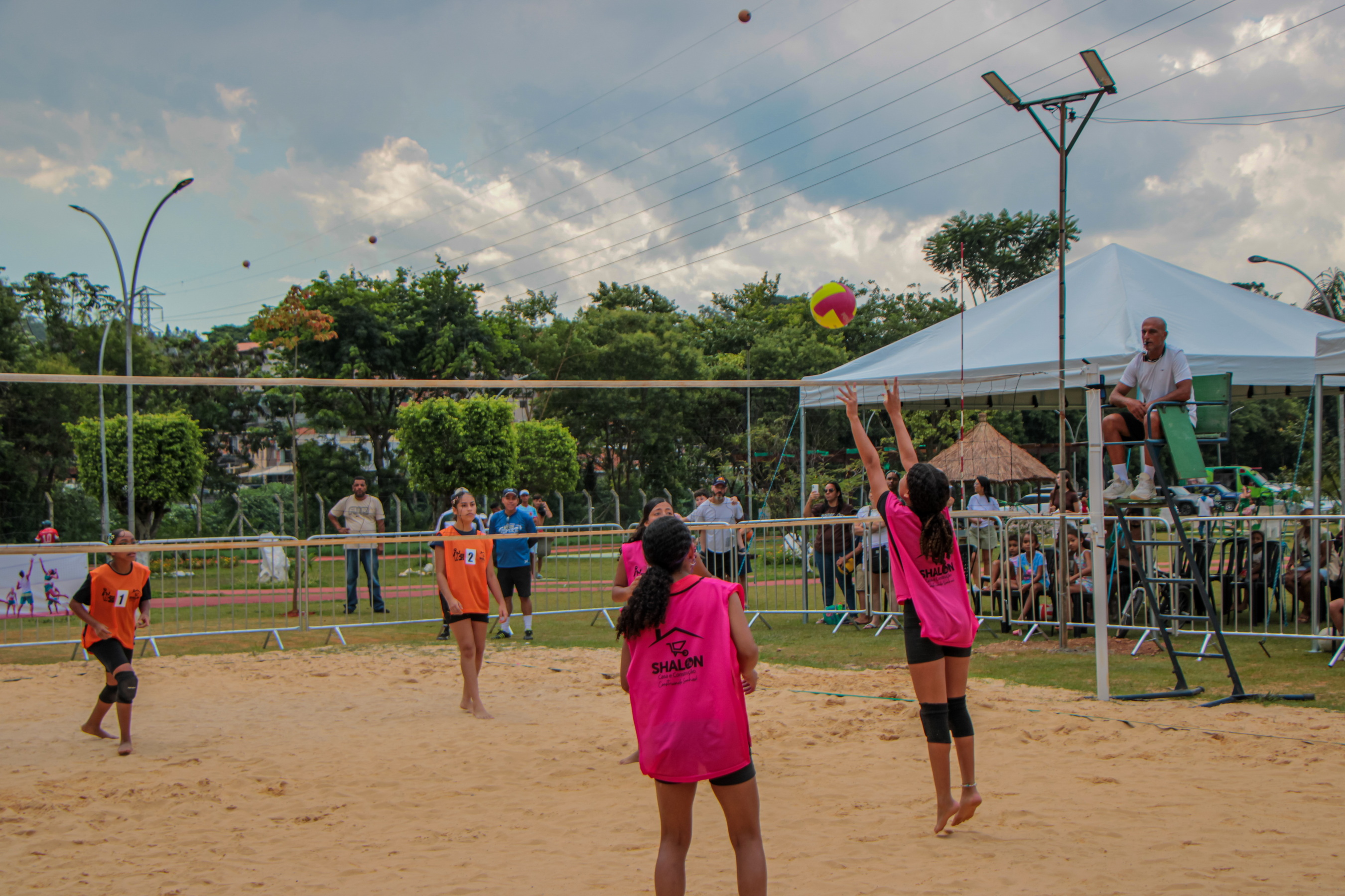 TORNEIO DE VÔLEI DE AREIA 3X3 AGITA O FÉRIAS NO PARQUE CAPELÃO