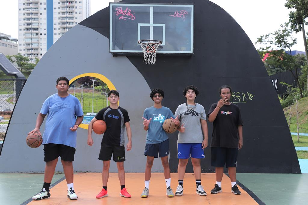 Quadras de streetball são opções de lazer para a população