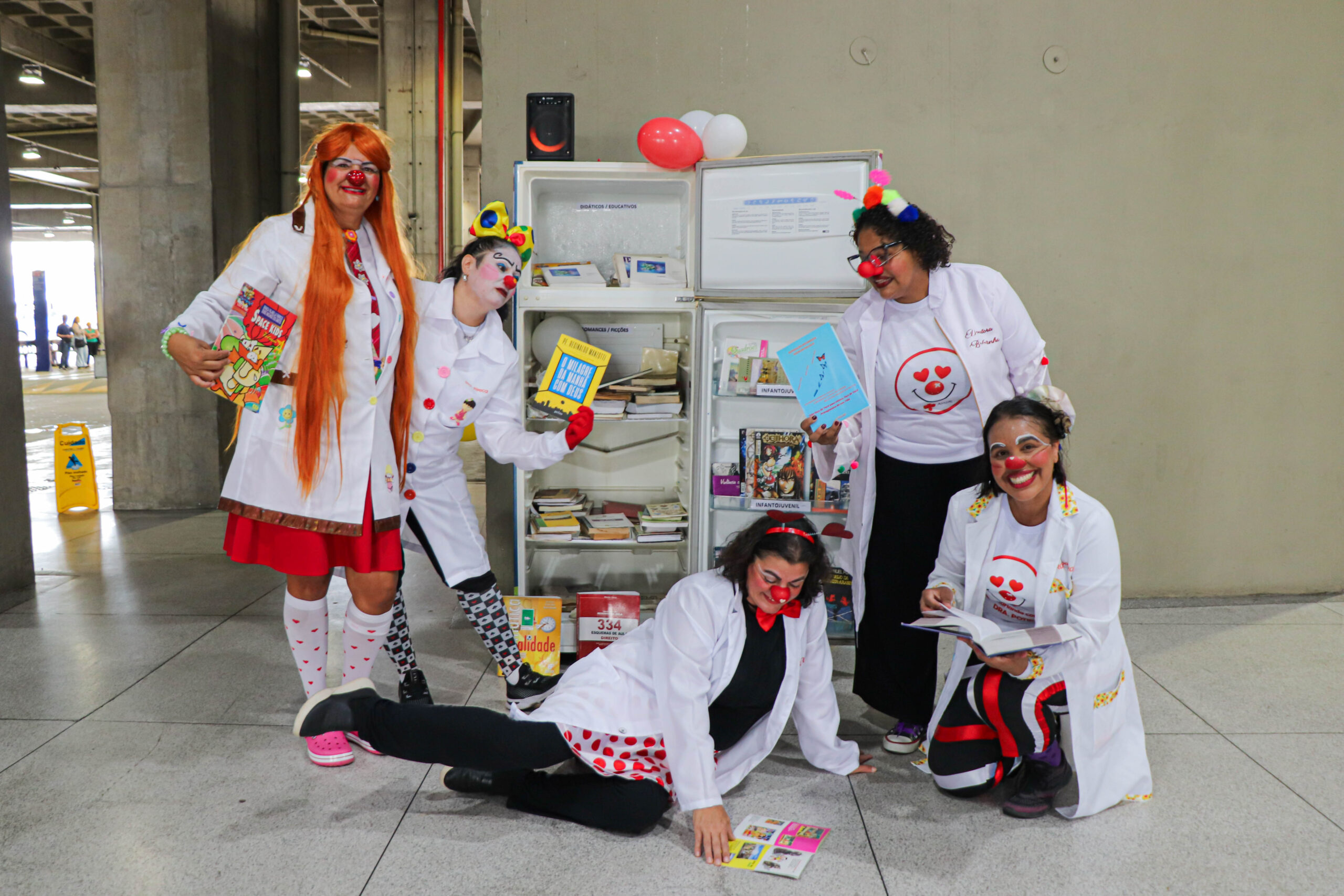 Prefeitura de Carapicuíba lança ação “Geladeira do Saber” no Terminal Intermunicipal para incentivar a leitura