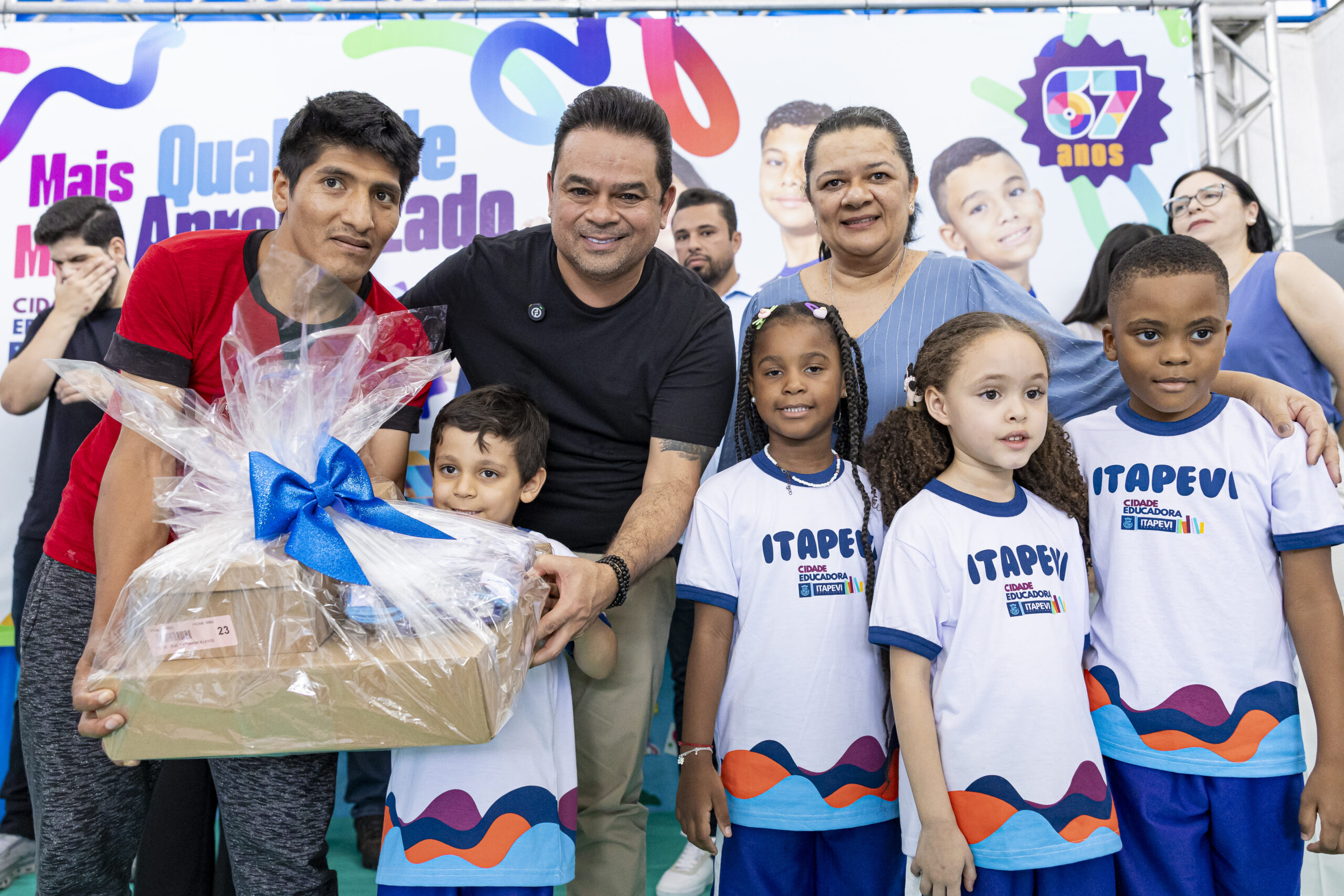 Itapevi começa ano letivo com entrega de uniformes e materiais escolares